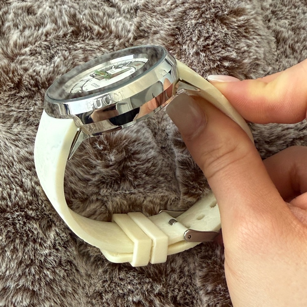 I- Gucci Pantcaon digital Swiss made Watch Ref 1142 white band - Picture 4 of 9